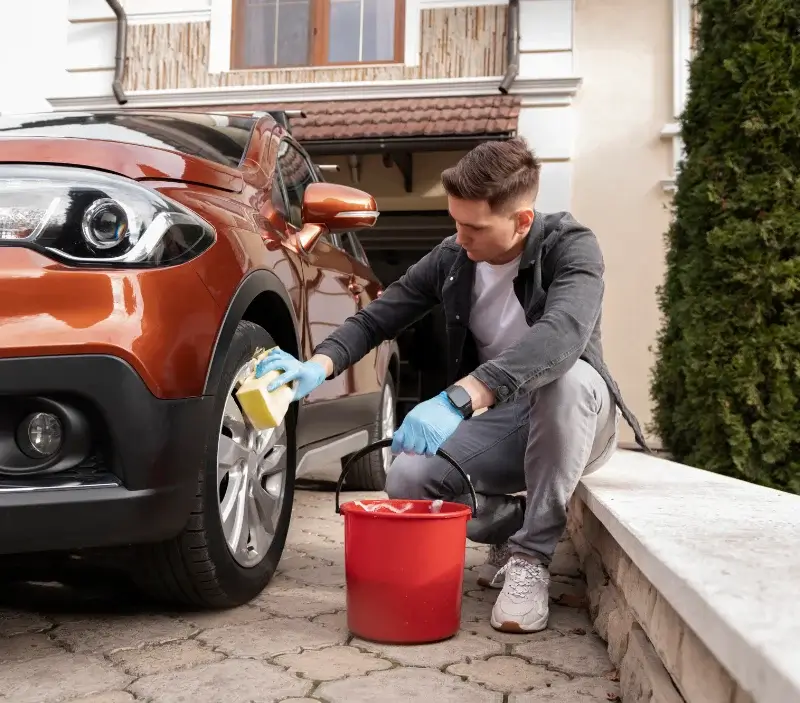 Lavage auto à domicile Beuvry-la-Forêt : professionnel intervenant sur un véhicule